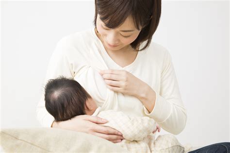 貧乳は母乳が出にくい？母乳で育てるメリットやケア。